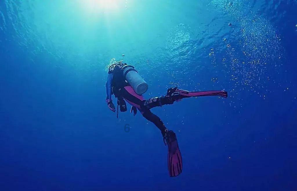 浇花的漂亮女孩