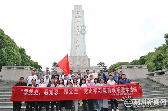 男子将车停垃圾站通道处隔天被倒满垃圾，怒斥环卫工太缺德，环卫站回应